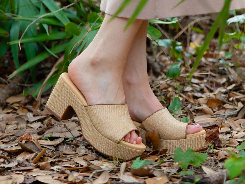 gila natural raffia platform slide on a model